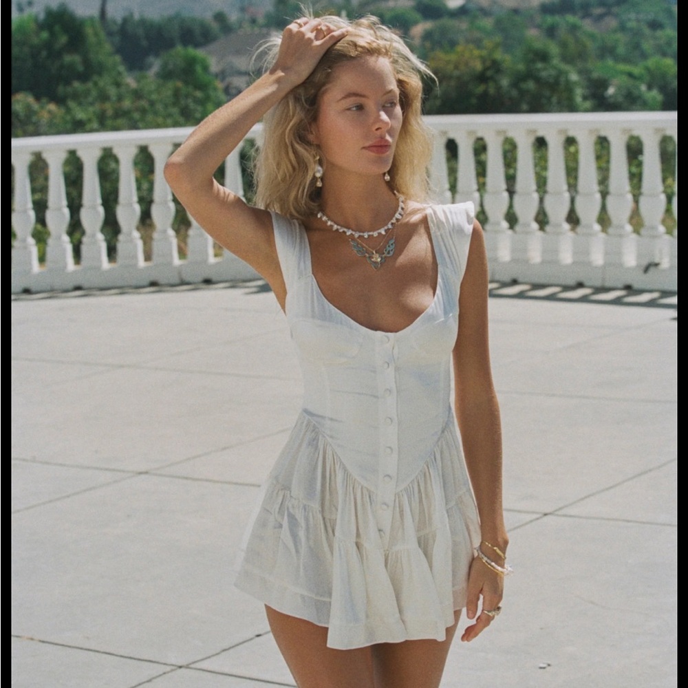 Chic White Sleeveless Dress